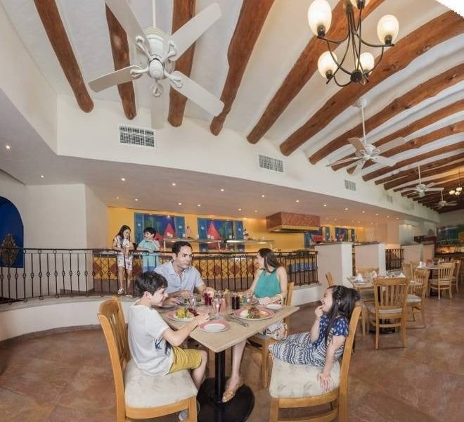 Familia comiendo en un restaurante de hotel Beach Ixtapa en México 