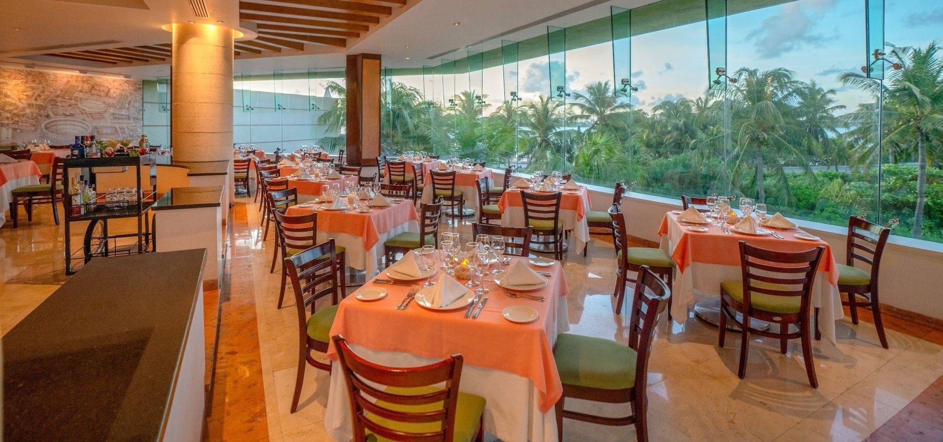Restaurante El Mirador com vista para o jardim de palmeiras do Grand Park Royal Cancun Hotel