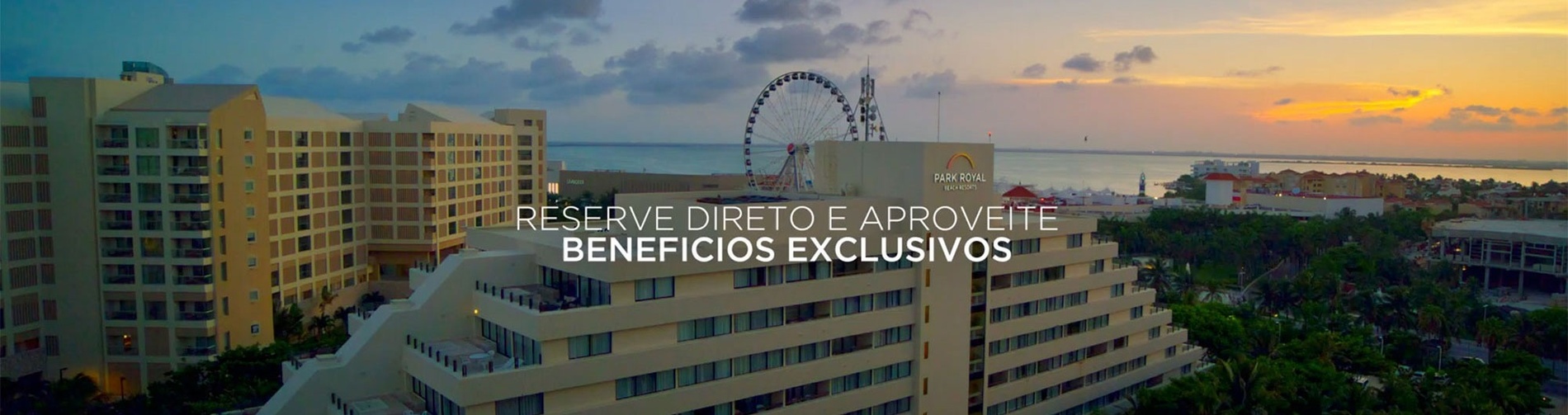 uma vista aérea das ondas do oceano batendo em uma praia