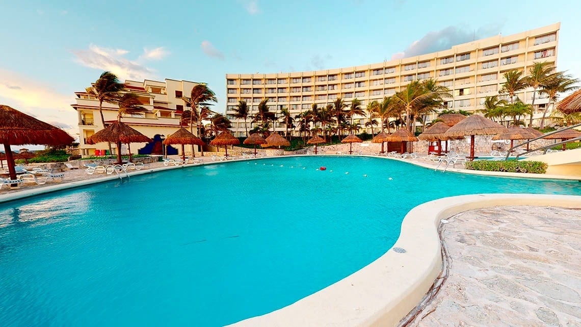 Vista panorâmica do hotel Grand Park Royal Cancun e das piscinas externas