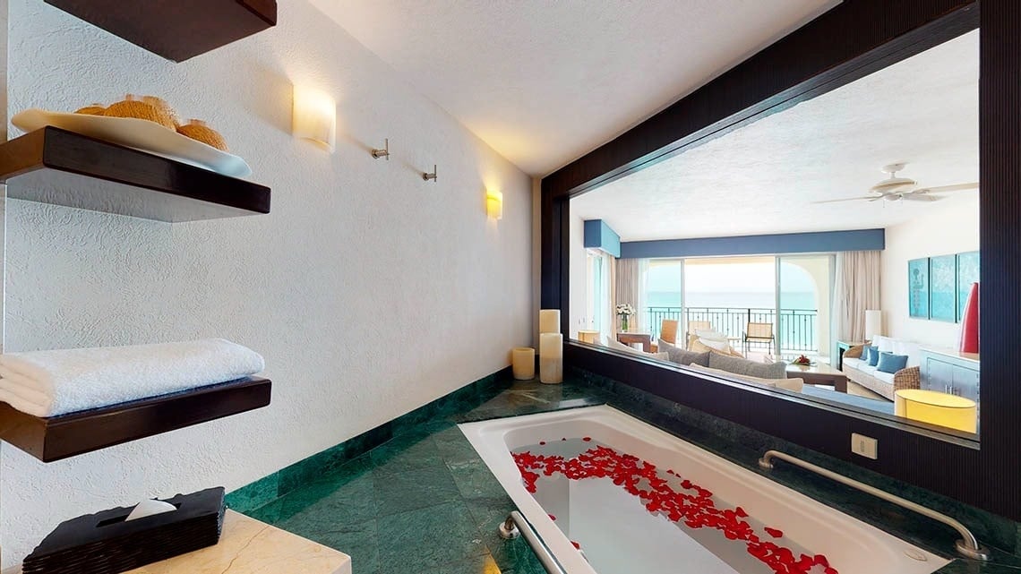 Banheiro, sala de estar e terraço do Grand Park Royal Cancun Hotel no Caribe mexicano