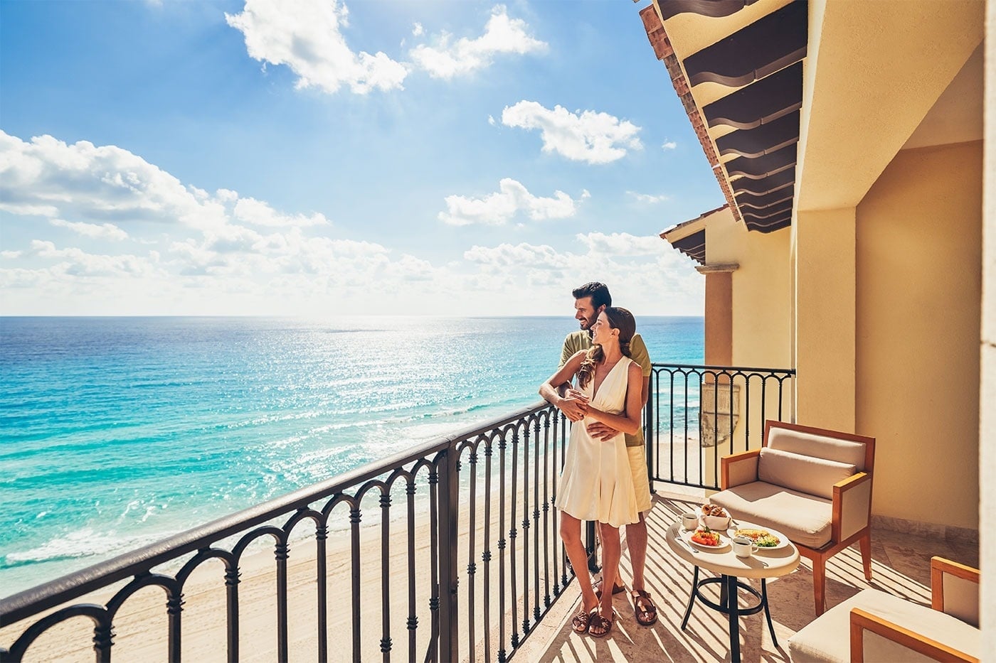 Pareja en balcón con vista al mar en Royal Select at Grand Park Royal Cancún | Caribe Mexicano.