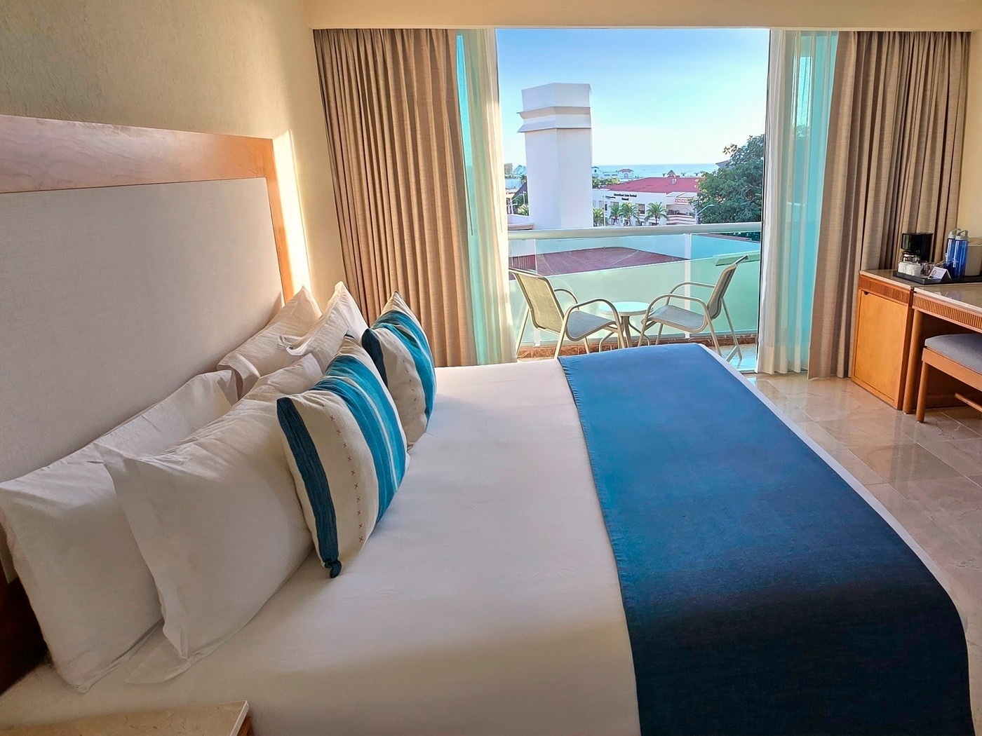 una mesa y sillas en una terraza con vistas al océano