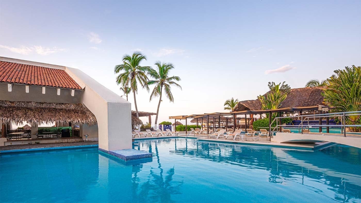 Hotel Park Royal Beach Ixtapa: Piscina, palmeras y resort en el Pacífico Mexicano.