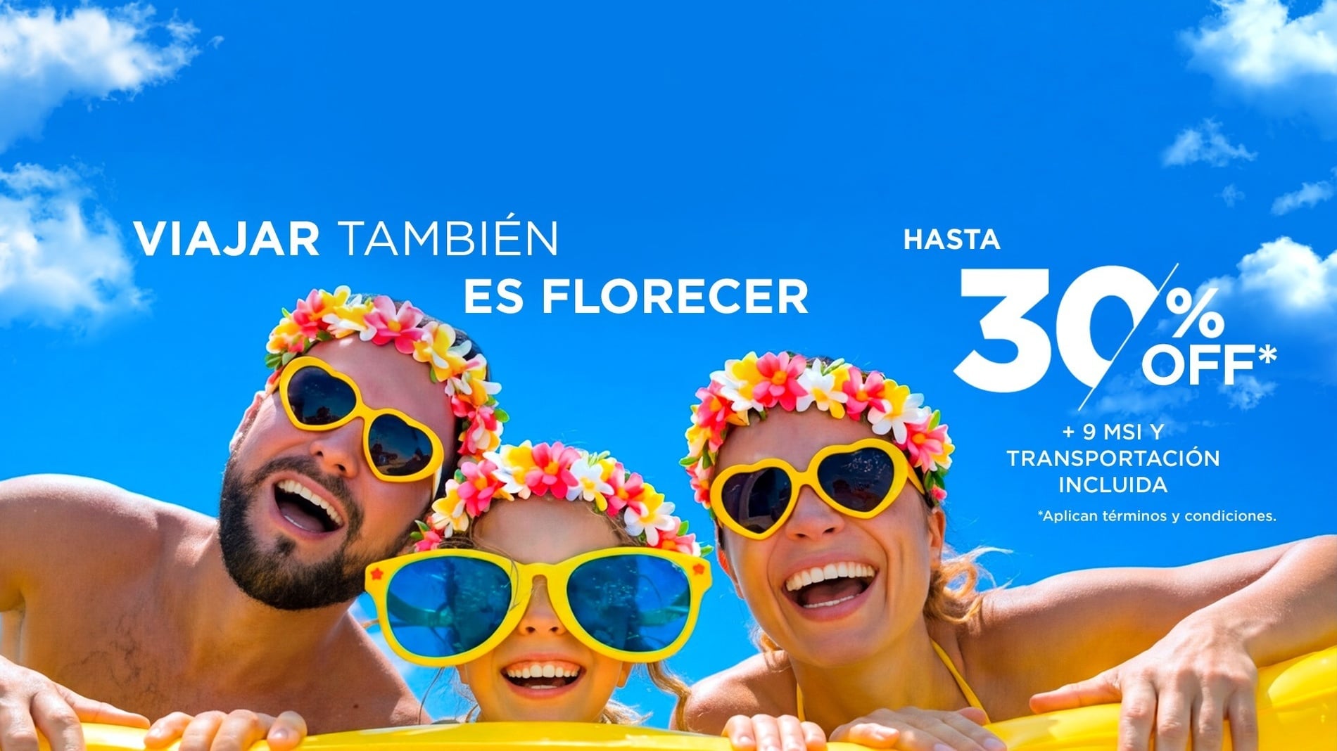 Una familia feliz con coronas de flores y gafas de sol sonríe bajo un cielo azul, promocionando una oferta de viaje con hasta un 30% de descuento y transporte incluido.