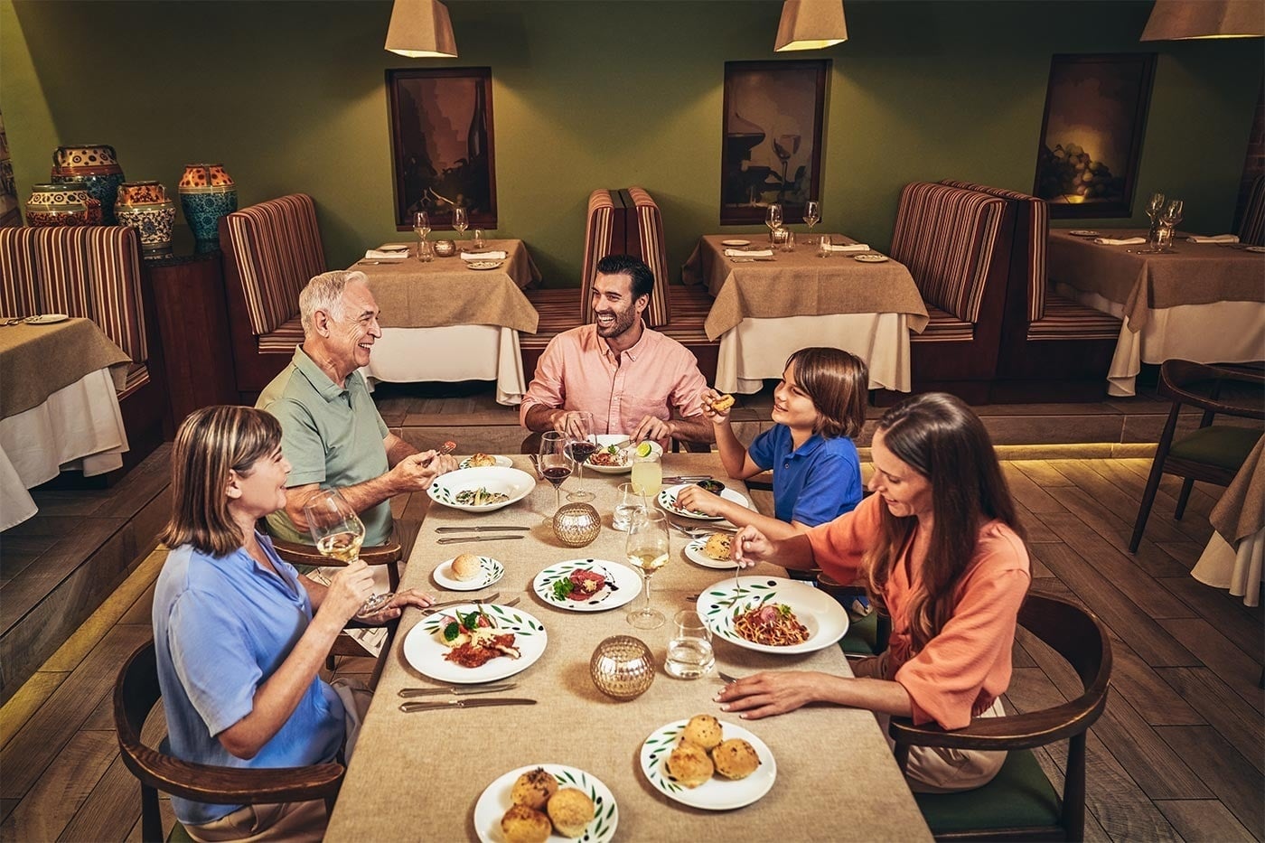 Familia disfrutando comida en Hotel Park Royal Beach Cancún | Caribe Mexicano | Web oficial