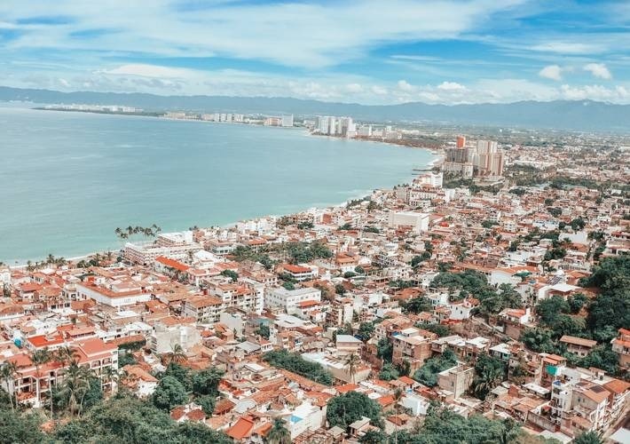 una vista aérea de una ciudad con el océano en el fondo