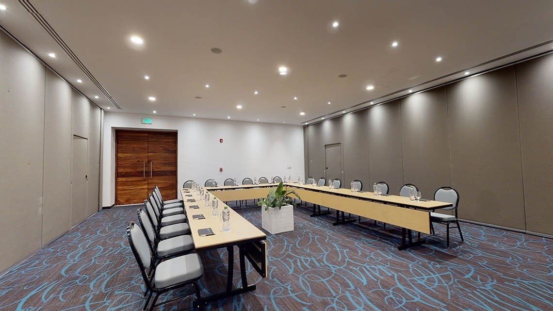 Visión general de sala de eventos con sillas y amplia mesa del Hotel Grand Park Royal Puerto Vallarta