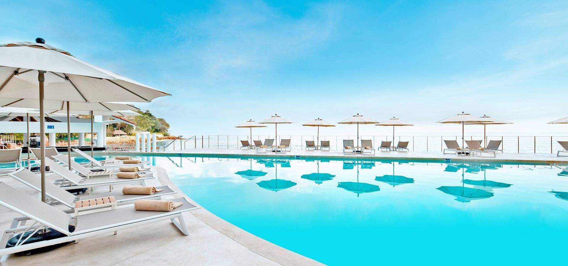 Piscina ao ar livre com vista para o mar do Hotel Grand Park Royal Puerto Vallarta, México