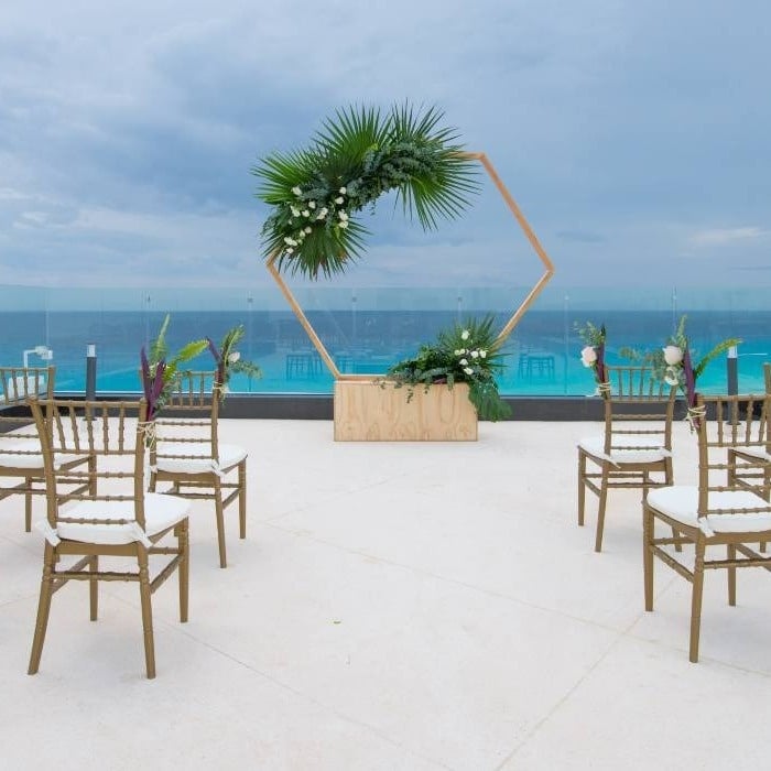 Altar de madeira decorado com plantas na praia do Grand Park Royal Cancun Hotel