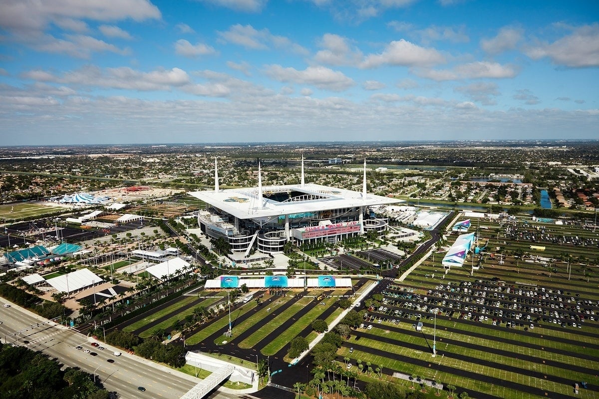 uma vista aérea de um grande estádio com muitos estacionamentos