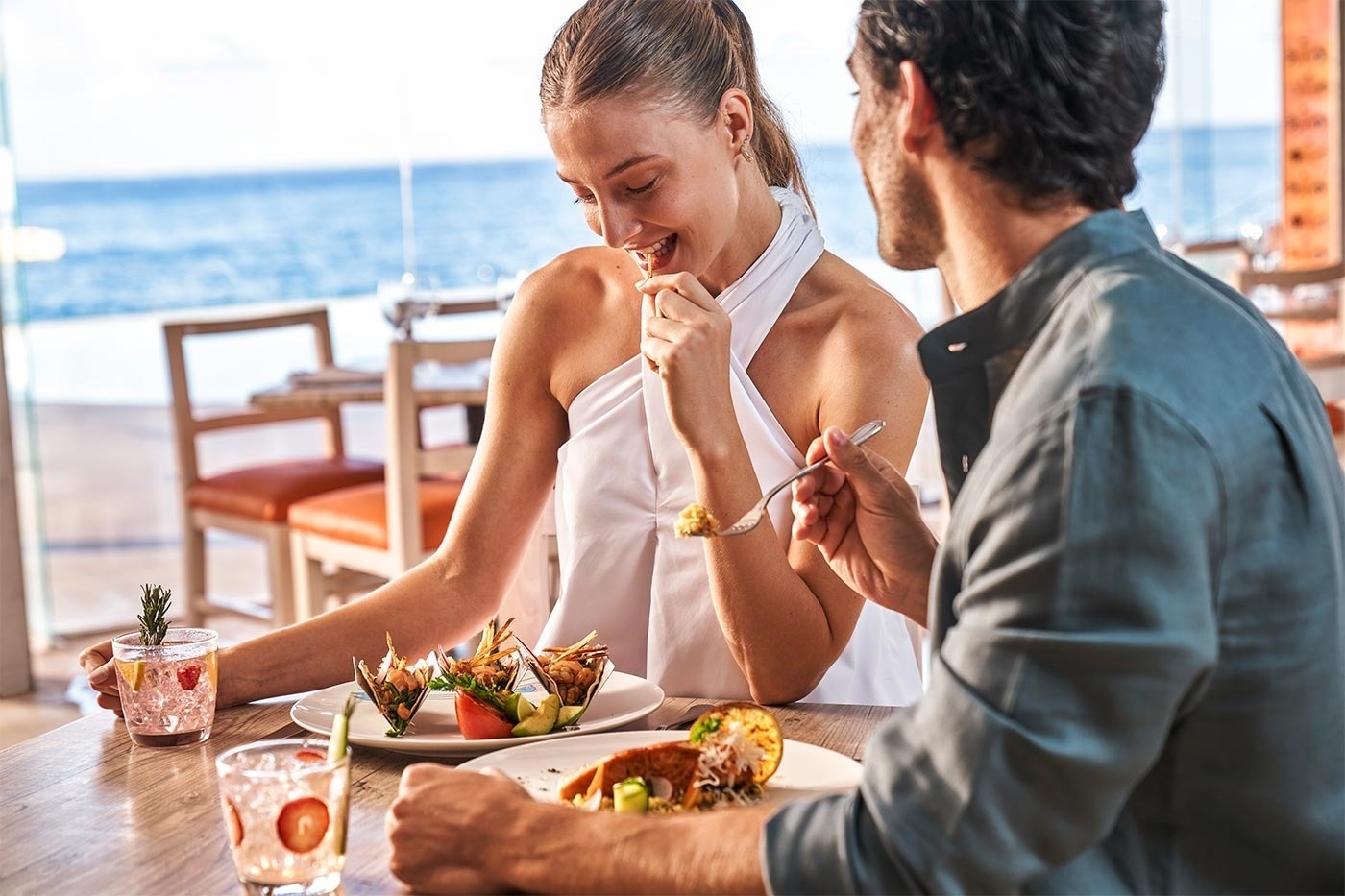 Disfruta de una cena romántica con vistas al mar en Park Royal: Corpo.