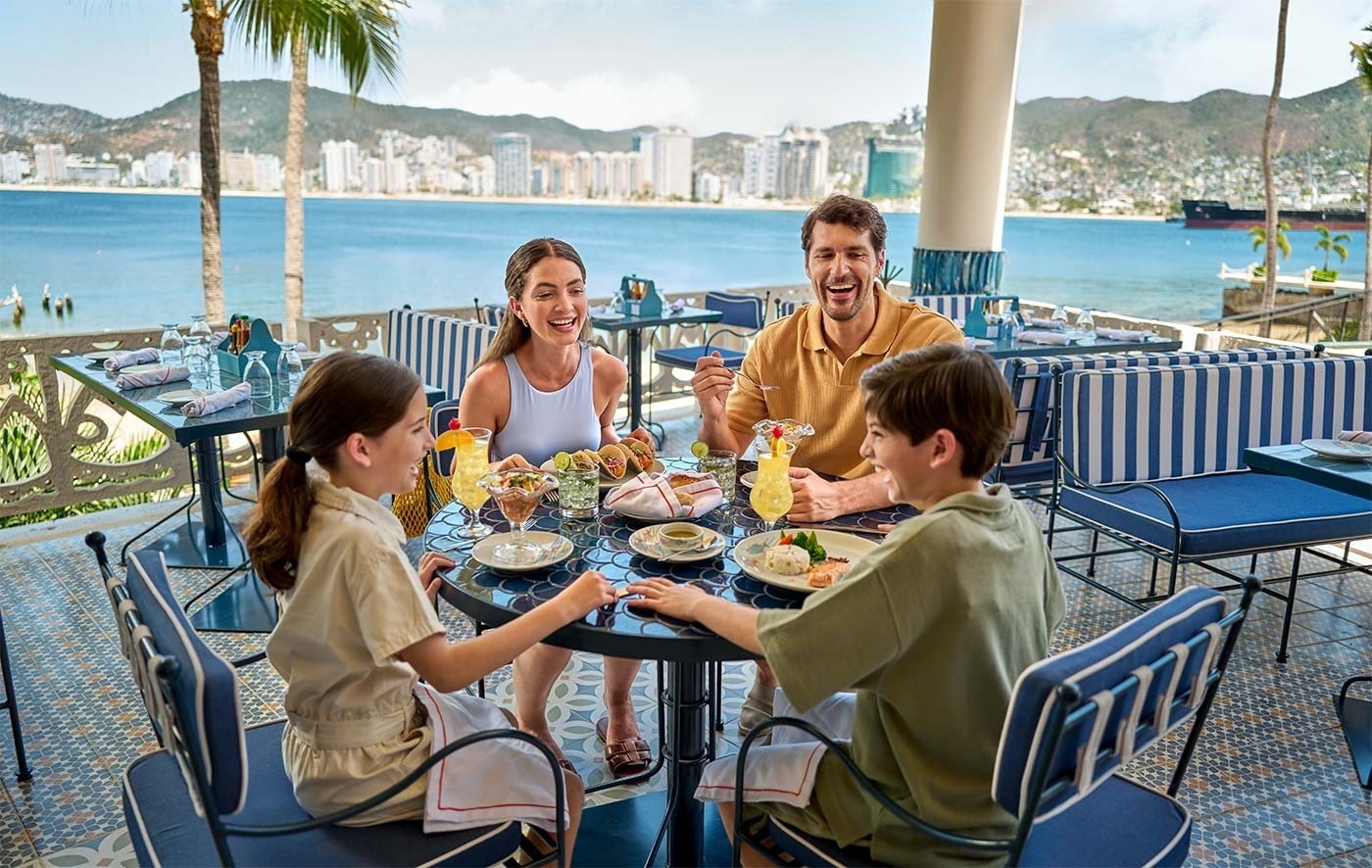 Familia disfrutando comida en terraza del Hotel Park Royal Beach Acapulco | Pacífico Mexicano | Web Oficial