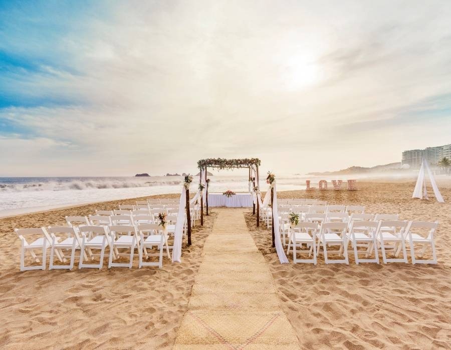 Altar e cadeiras decoradas para casamento na praia Park Love