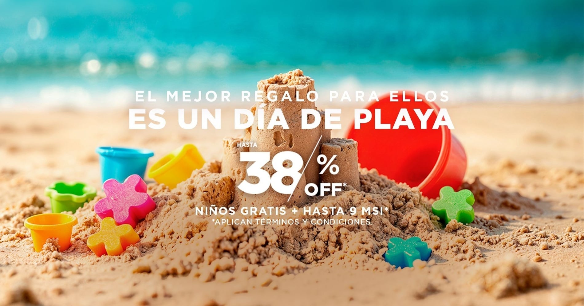 un niño y una niña juegan en la playa con la palabra ofertas de viaje en el fondo