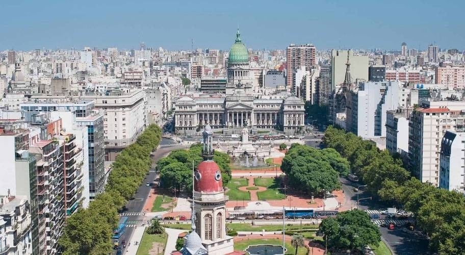 Vista general del congreso y el parque que le precede en Buenos Aires, Argentina 