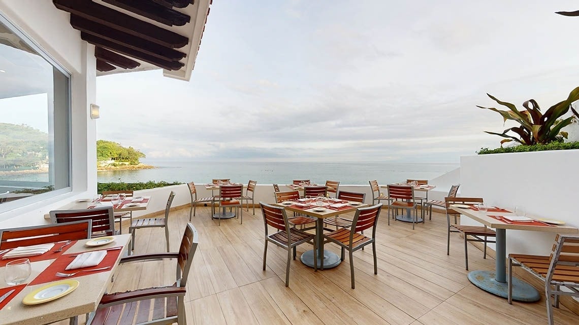Área de restaurante ao ar livre com vista para o mar no Hotel Grand Park Royal Puerto Vallarta