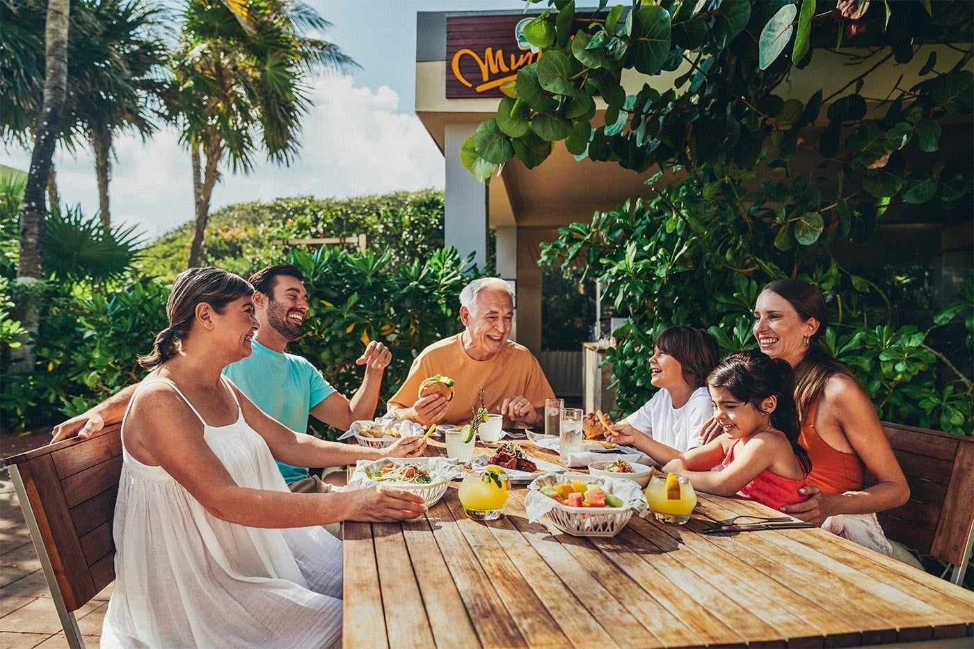 Familia disfrutando comida en Hotel Park Royal Beach Cancún | Caribe Mexicano | Web oficial