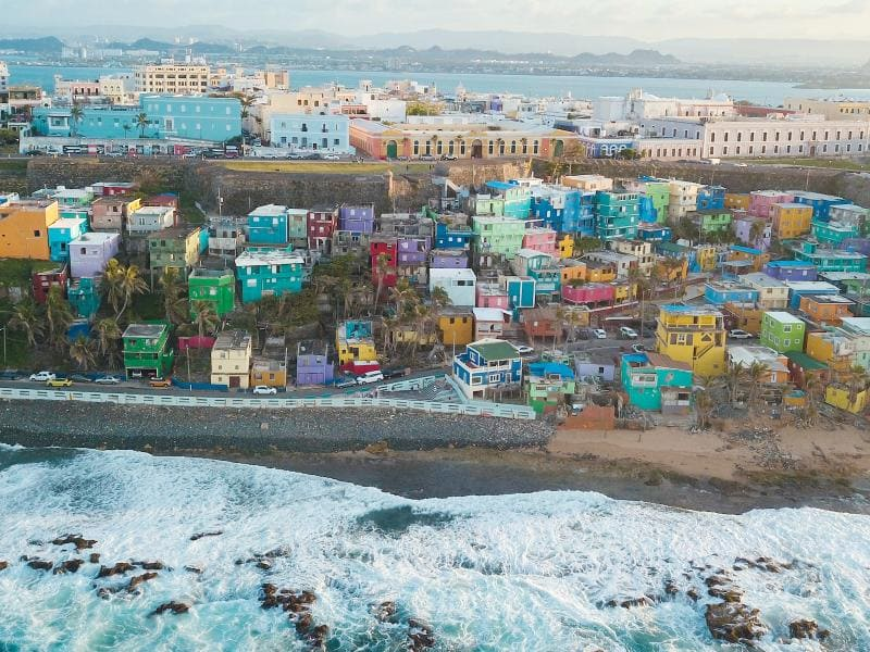 una vista aérea de un pueblo colorido junto al océano