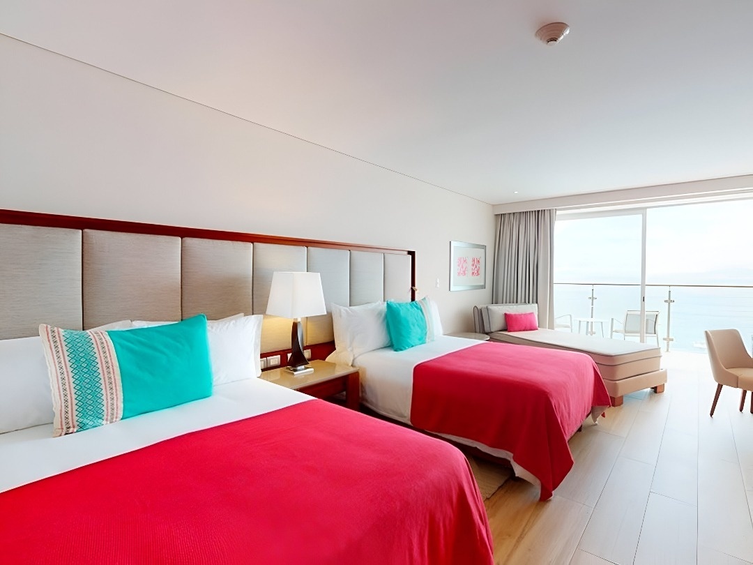 una mesa y sillas en una terraza con vistas al océano