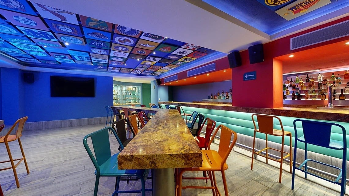 Área de bar con barra y taburetes del Hotel Grand Park Royal Puerto Vallarta, México