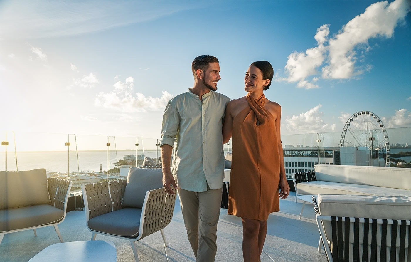 Pareja feliz en terraza con vista al mar, Hotel Park Royal Beach Cancún