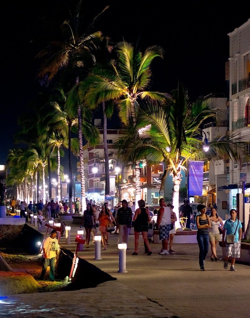 Paseo del Malecón de Puerto Vallarta de noche