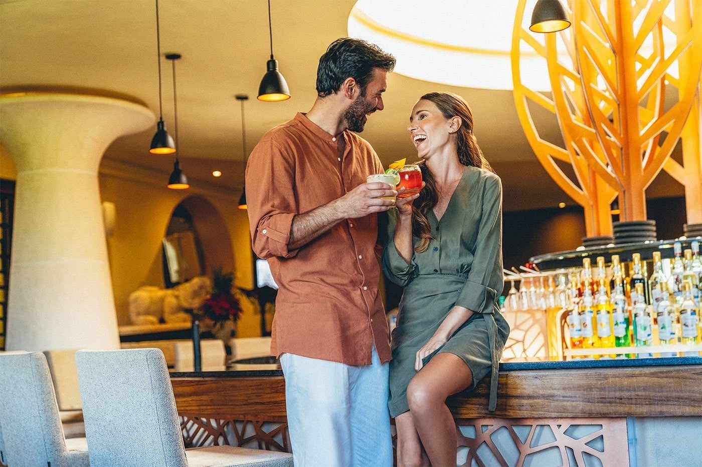 Couple toasting cocktails at Hotel Grand Park Royal Cancun | Mexican Caribbean | Official Web