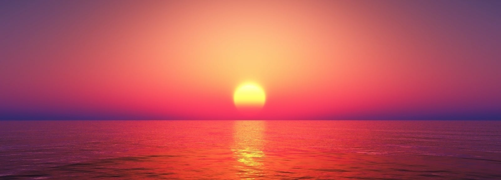 Belo pôr do sol de tons laranja, rosa, roxo e azul sobre o mar