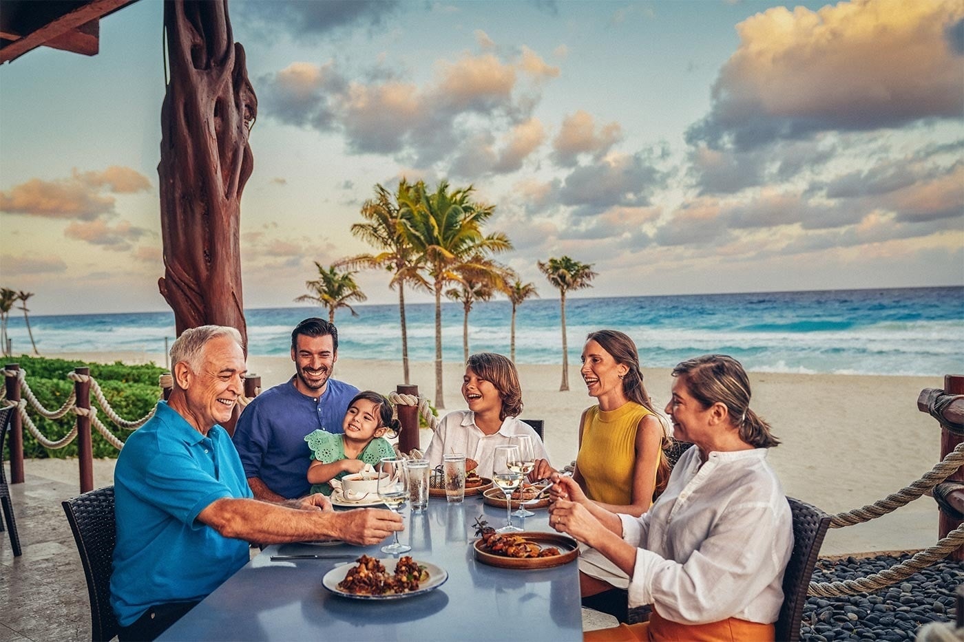 Hotel Park Royal Beach Cancun: Family dining with ocean views, Mexican Caribbean. Official Web.