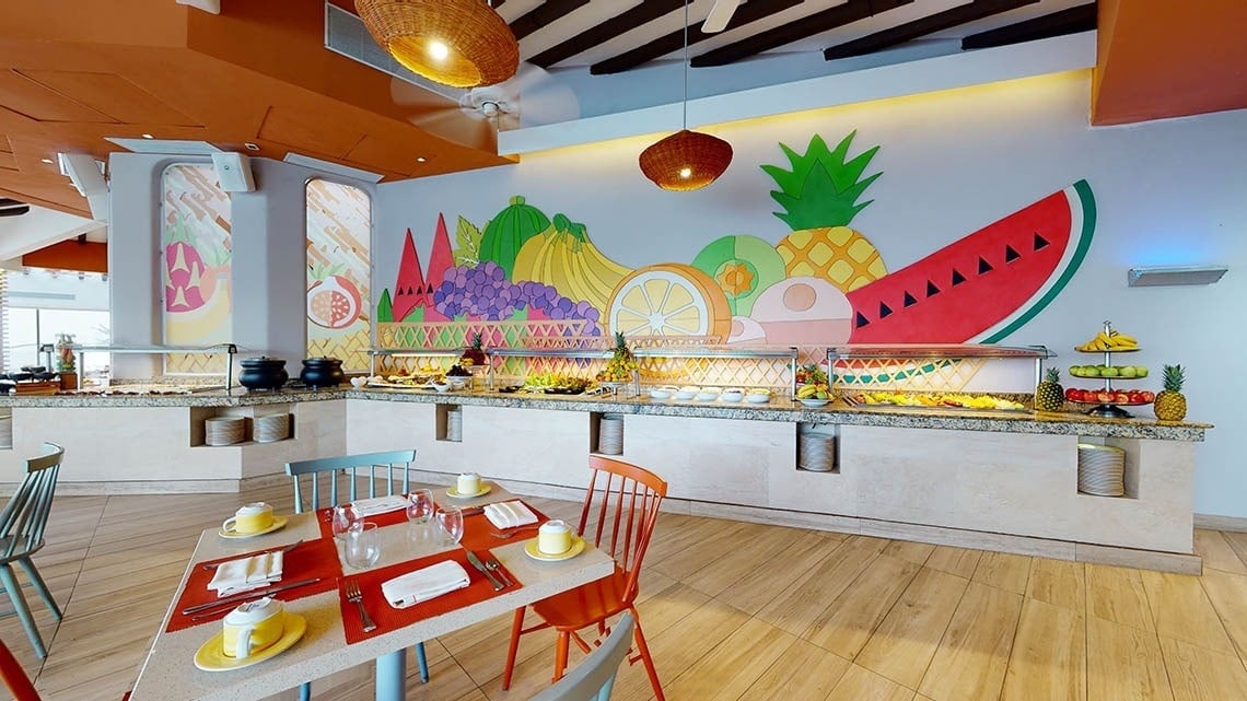 Restaurante com mesas e buffet do Hotel Grand Park Royal Puerto Vallarta, México