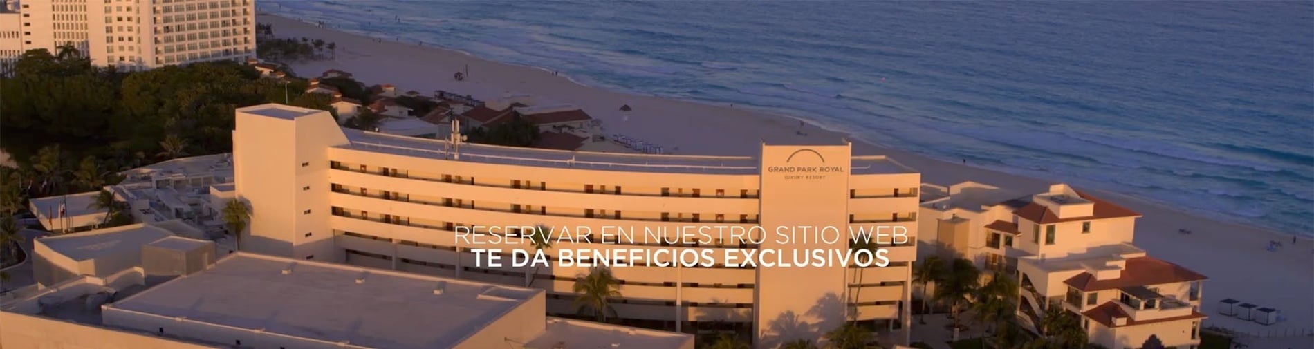 una vista aérea de las olas rompiendo en la playa