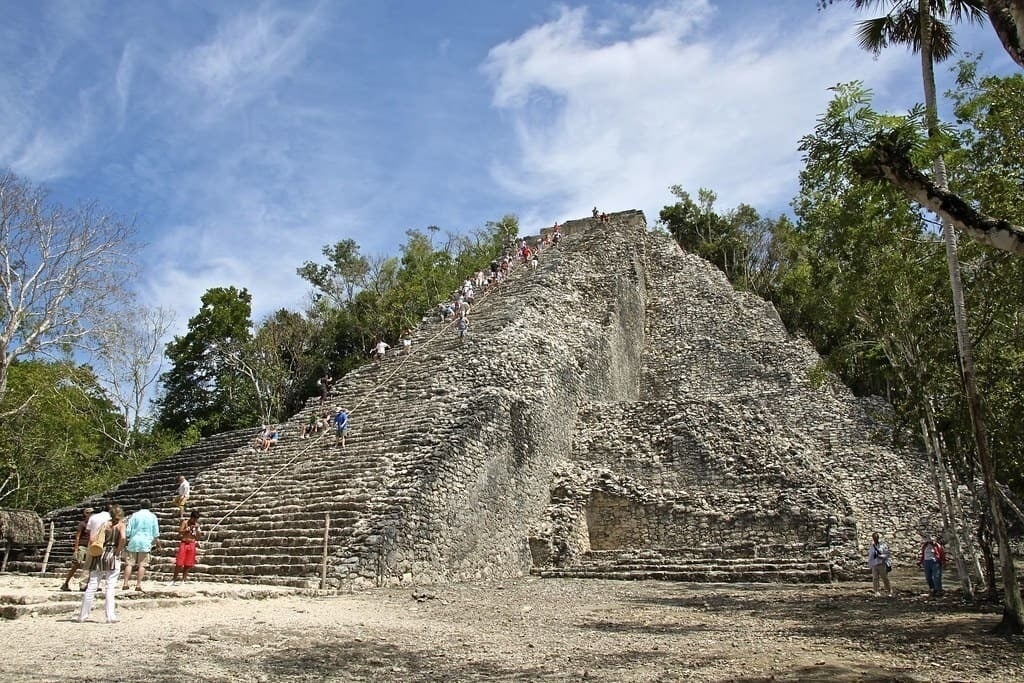 Imagem da grande pirâmide de Nohoch Mul