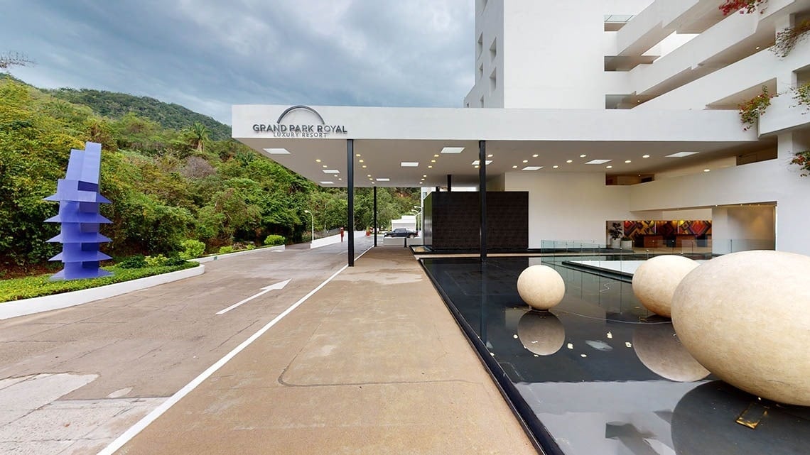 Entrada ampla do Hotel Grand Park Royal Puerto Vallarta com esculturas
