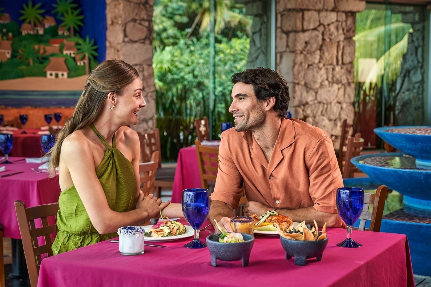 Pareja disfrutando en Park Royal: Corpo. Cena romántica con vistas.