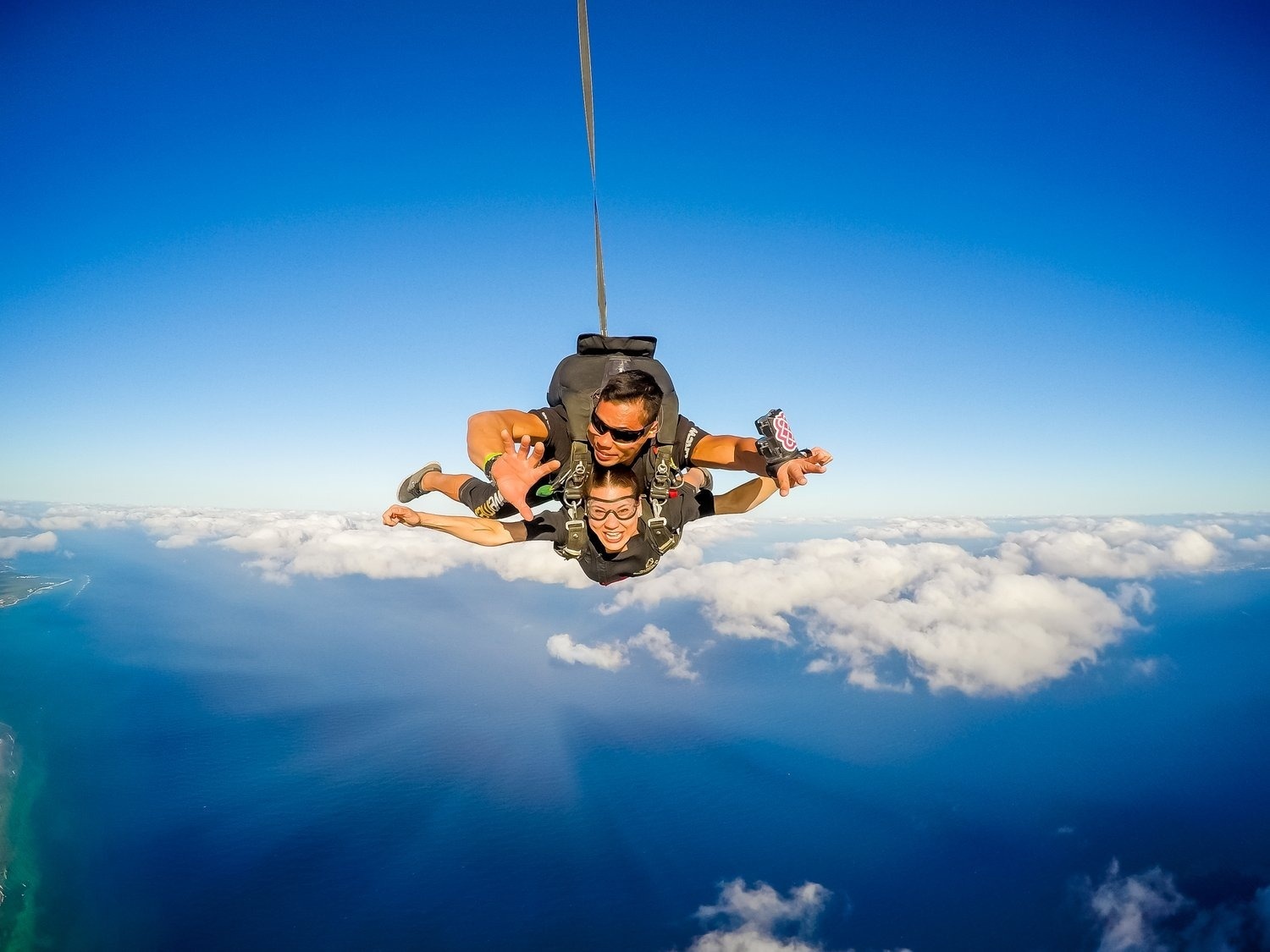 2 people skydiving in the best destinations in Mexico