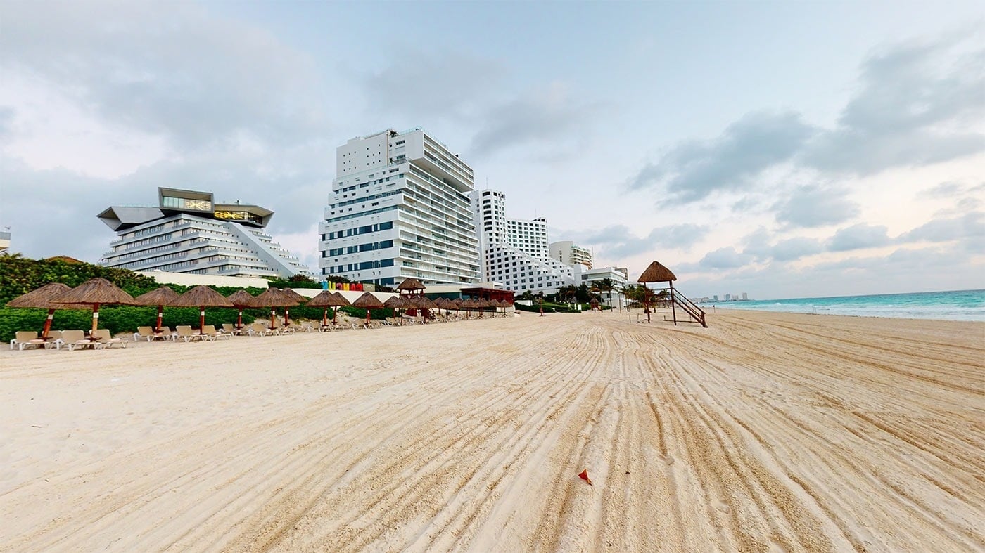 Hotel Park Royal Beach Cancún: playa, tumbonas y hoteles modernos en el Caribe Mexicano.