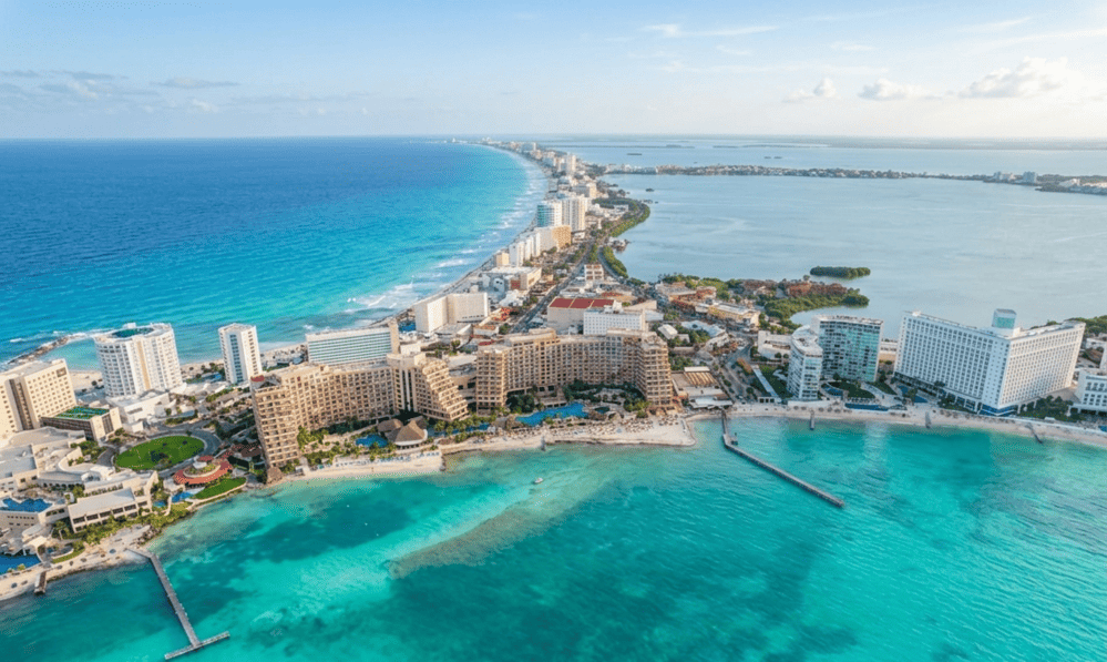 Vista aérea de Park Royal: Corpo en Cancún con playas y mar turquesa.
