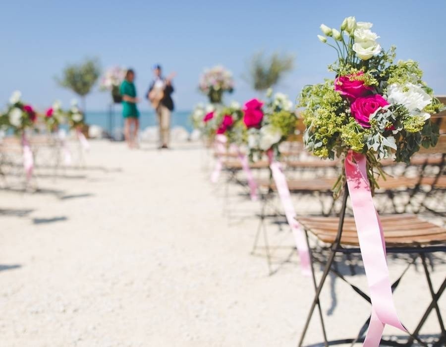 Detalle de flores de adorno para bodas en una silla, ven y celebra tu casamiento en Park Royal Hotels and Resorts