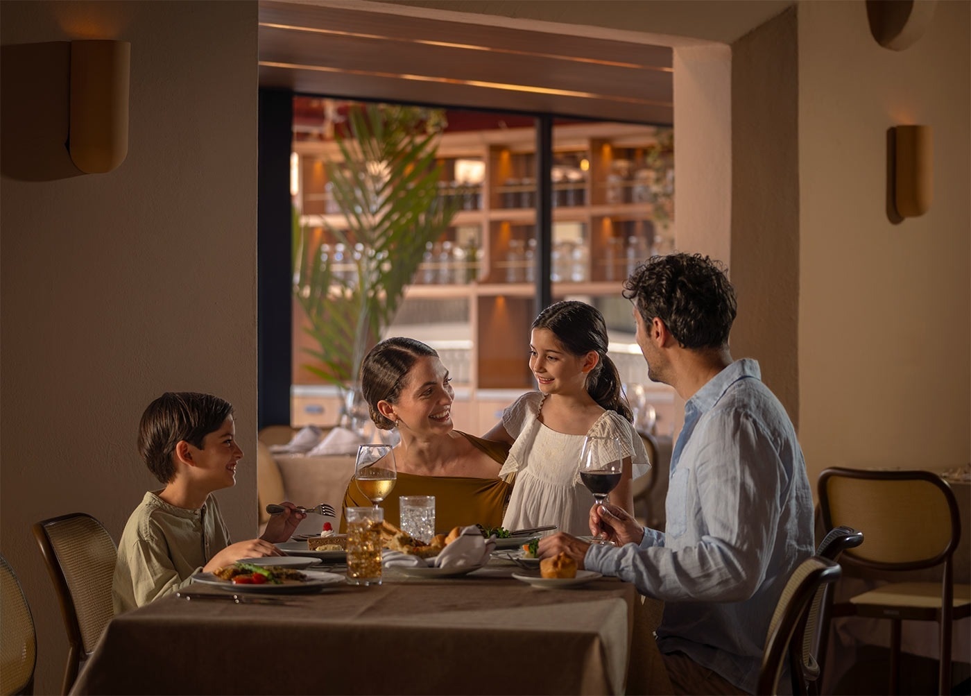 Cena familiar en Hotel Park Royal Beach Acapulco: Experiencia culinaria mexicana en Pacífico Mexicano. Reserva oficial.