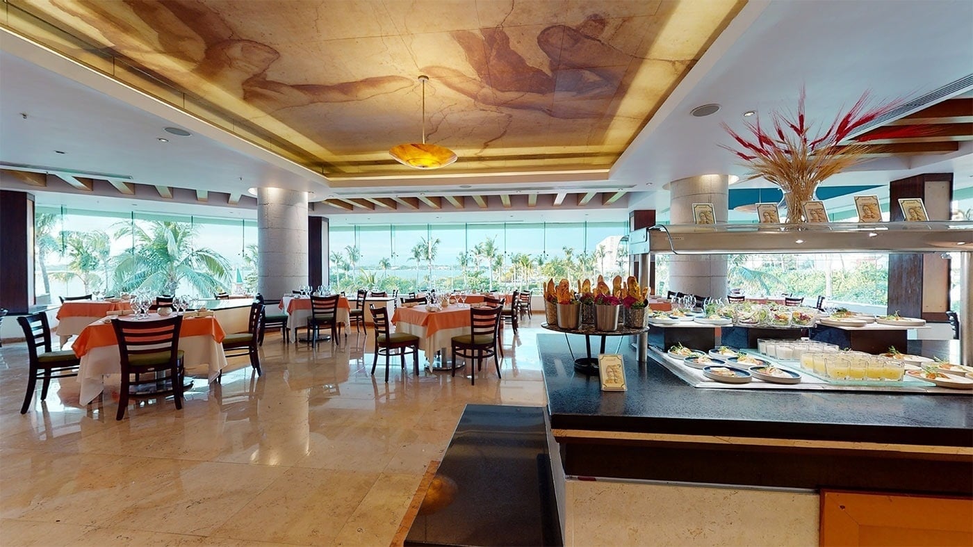 Hotel Grand Park Royal Cancun: Elegant dining room with buffet & ocean views. Official Web.