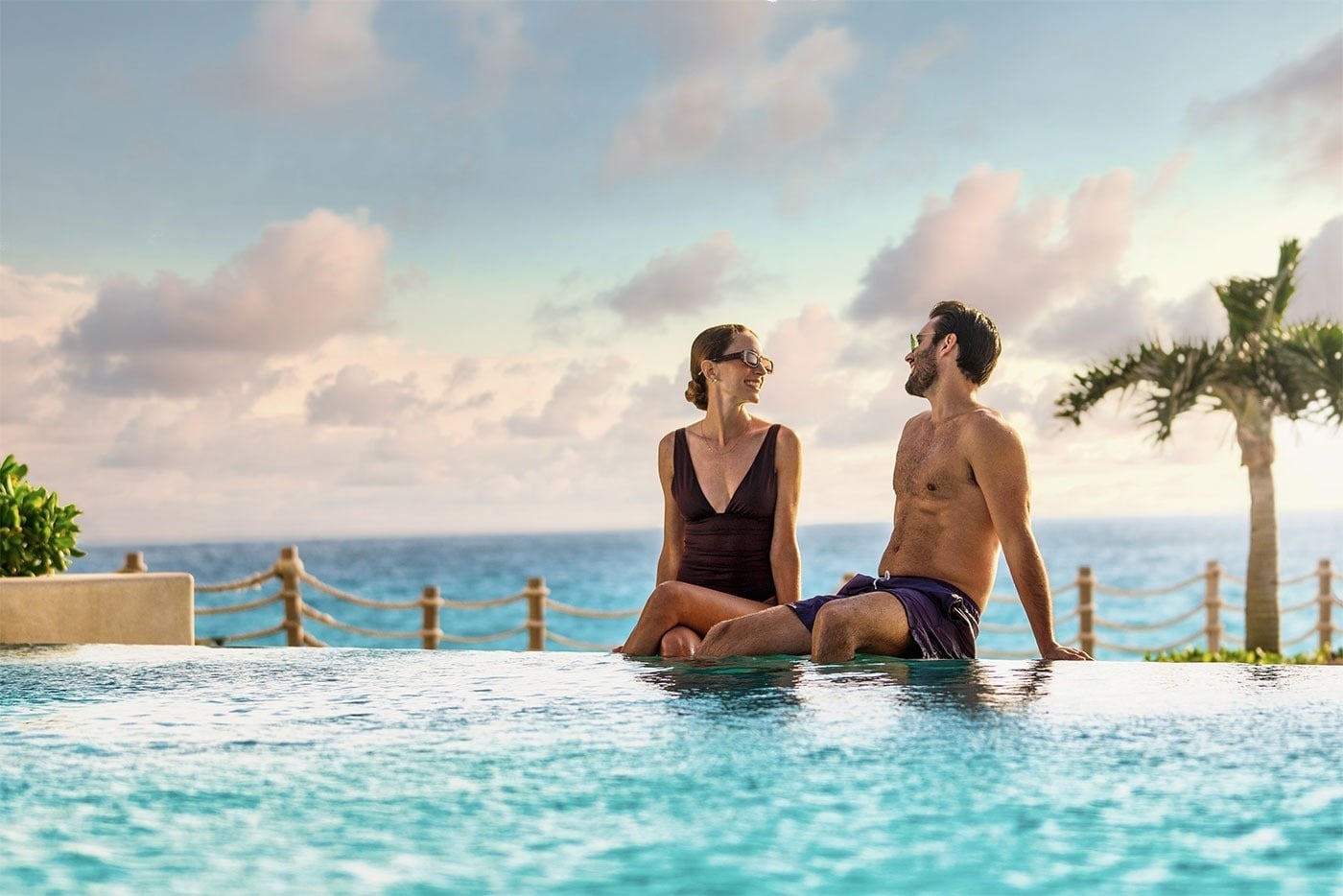 Pareja relajándose en piscina infinita | Royal Select at Grand Park Royal Cancún | Caribe Mexicano