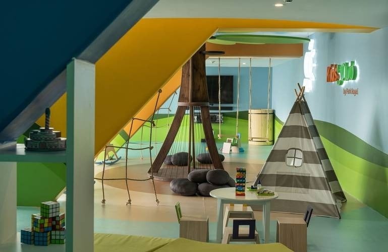 Sala de jogos infantil com tenda indiana e saco de feijão no Hotel Grand Park Royal Puerto Vallarta