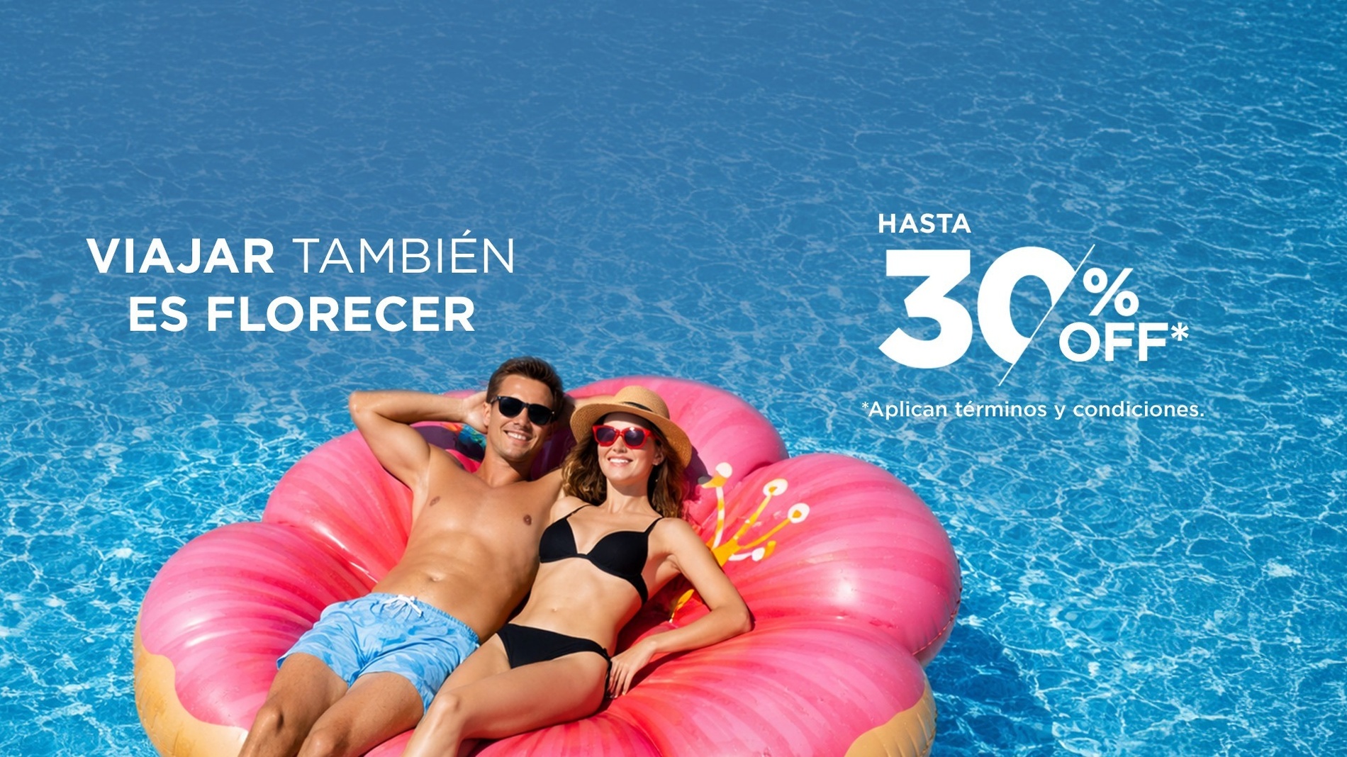 Um casal sorridente relaxa em uma boia em forma de flor em uma piscina, acompanhado por um anúncio de viagem que oferece até 30% de desconto, transporte incluído e a frase 'VIAJAR TAMBIÉN ES FLORECER'.