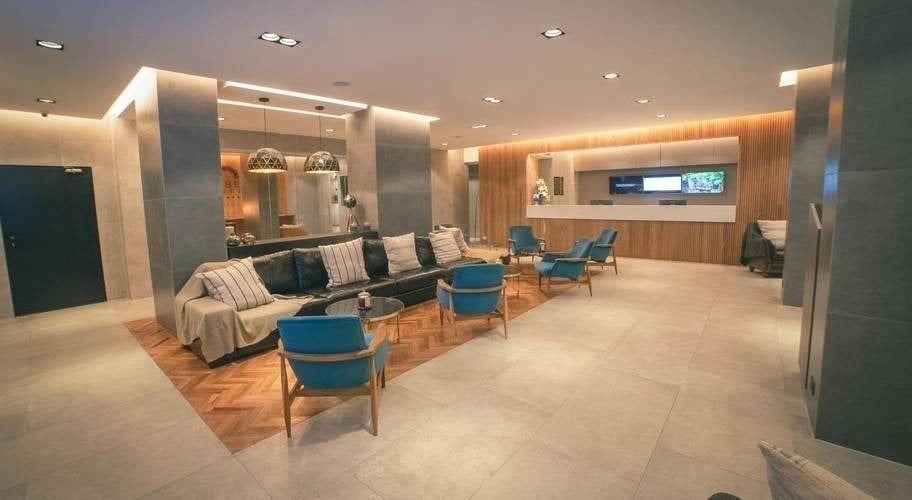 uma sala de estar com sofá , cadeiras e mesas