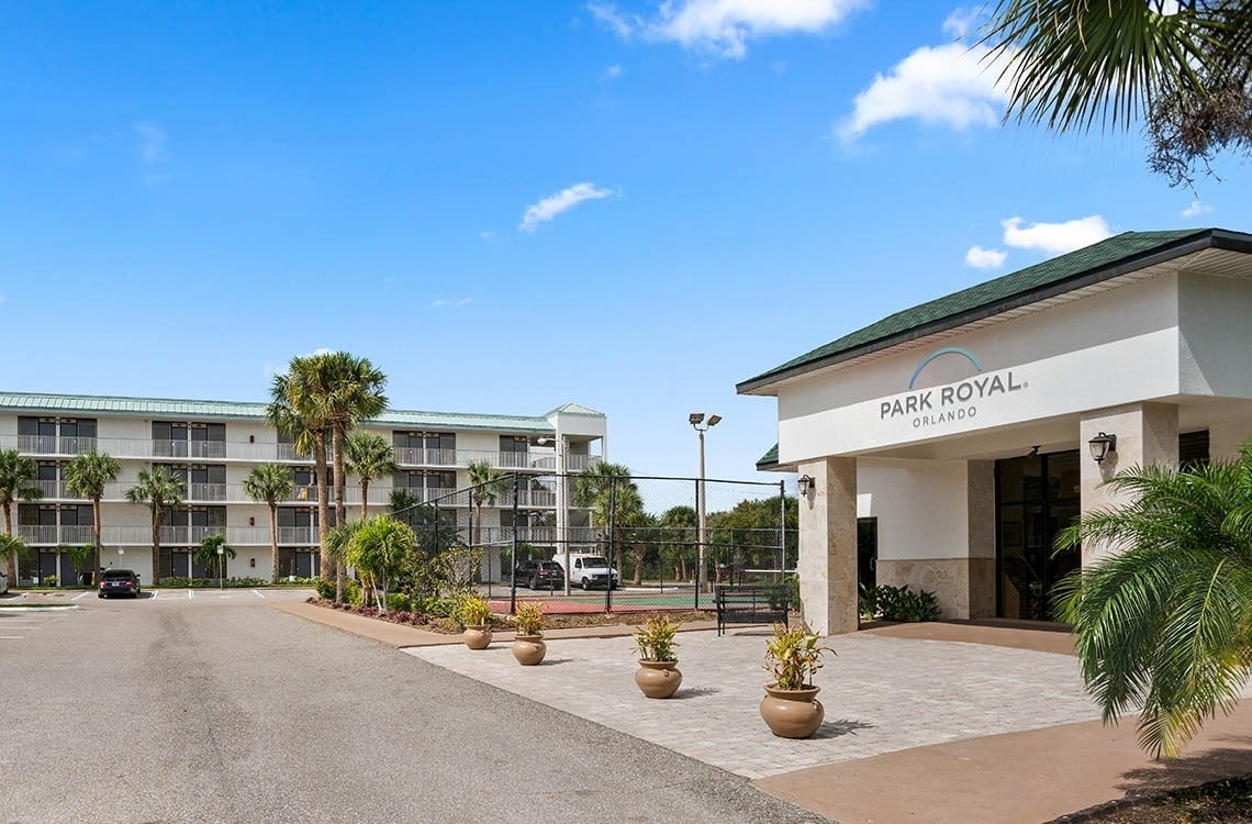 Entrada e estacionamento externo do Park Royal Orlando, Flórida