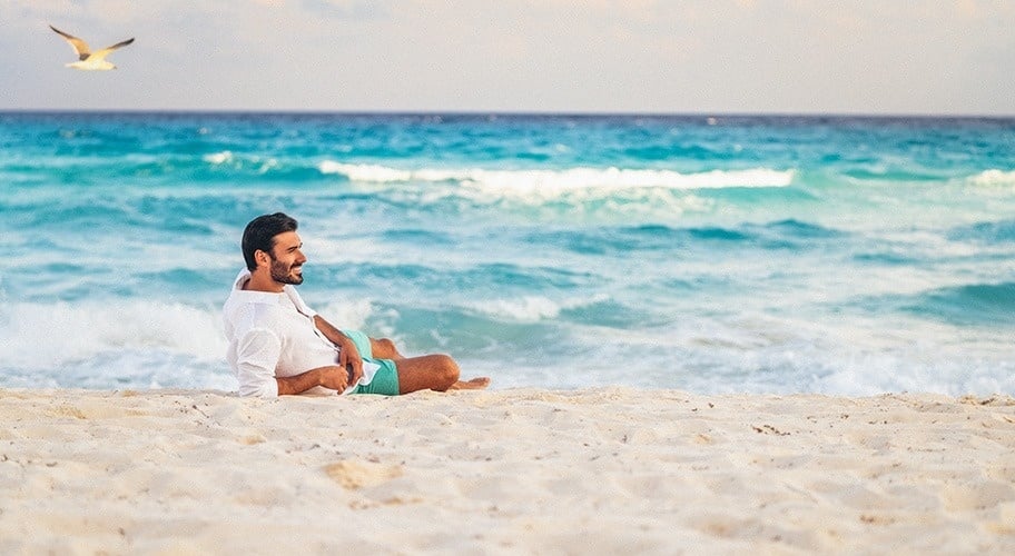 Casal dançando na praia e crianças brincando na água no Park Royal Beach Cancun, Caribe mexicano