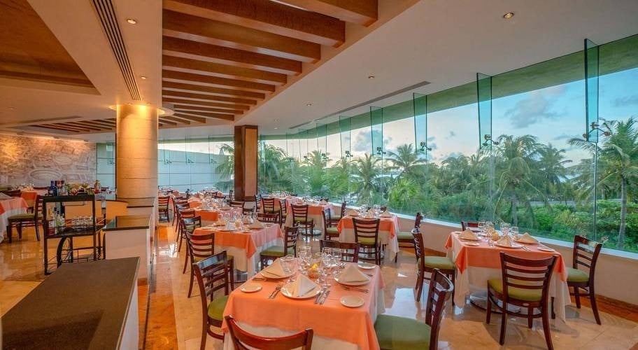 Restaurante con vistas al jardín tropical del Hotel Grand Park Royal Cancún
