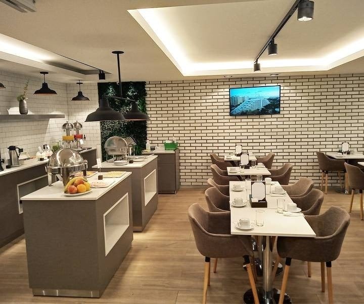 Zona del restaurante para desayunar en el hotel City Buenos Aires 