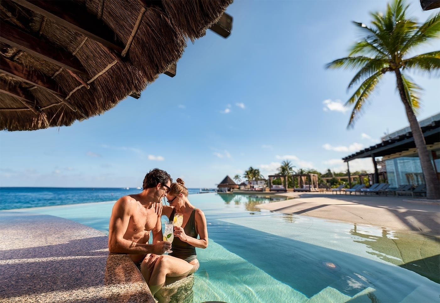 Pareja disfruta cócteles en bar de piscina de Park Royal: Corpo
